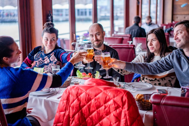 group-of-people-drink-beer-in-the-restaurant